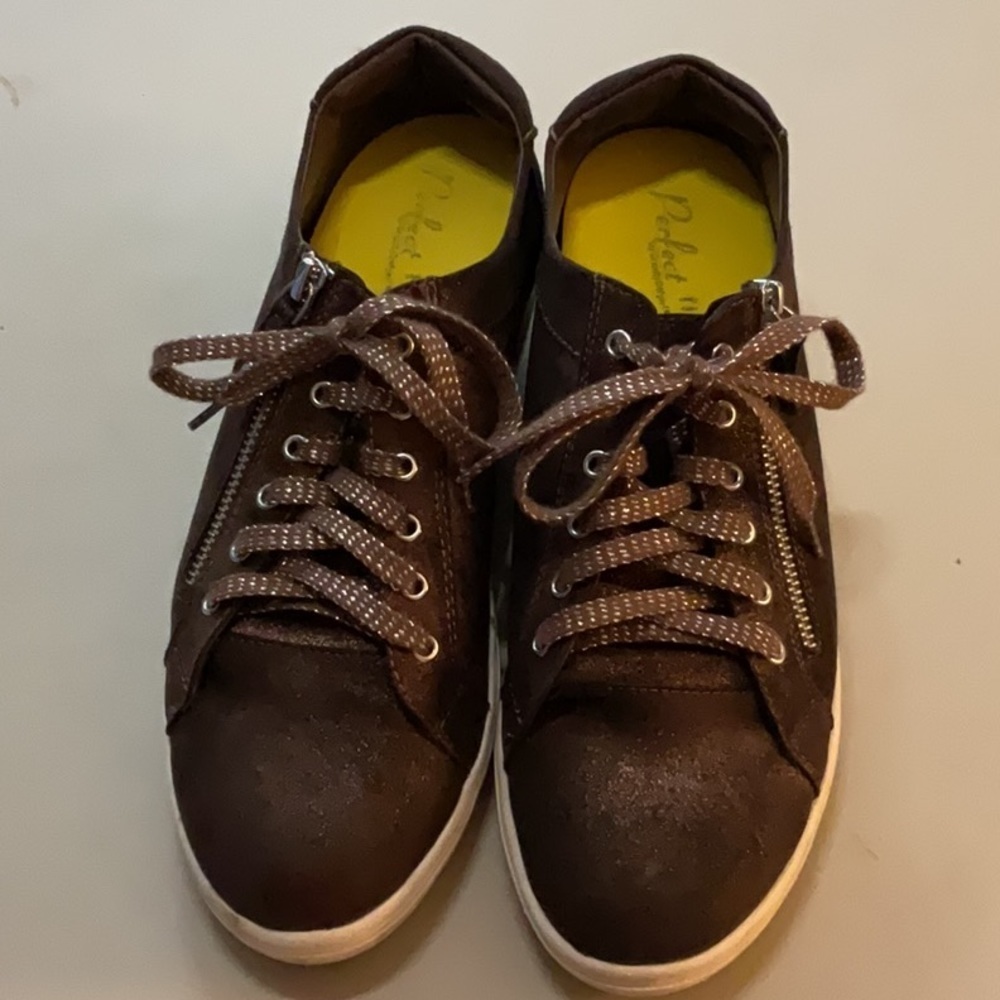EUC woman’s gravity defyer shoes